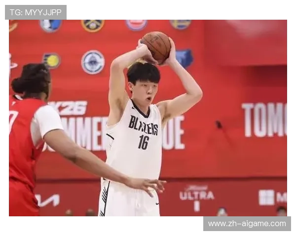 杨瀚森赛前热身三分，紧盯赛场等待召唤